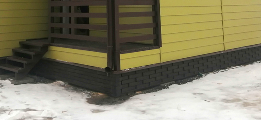 Отделка свайно-винтового фундамента плитами HAUBERK