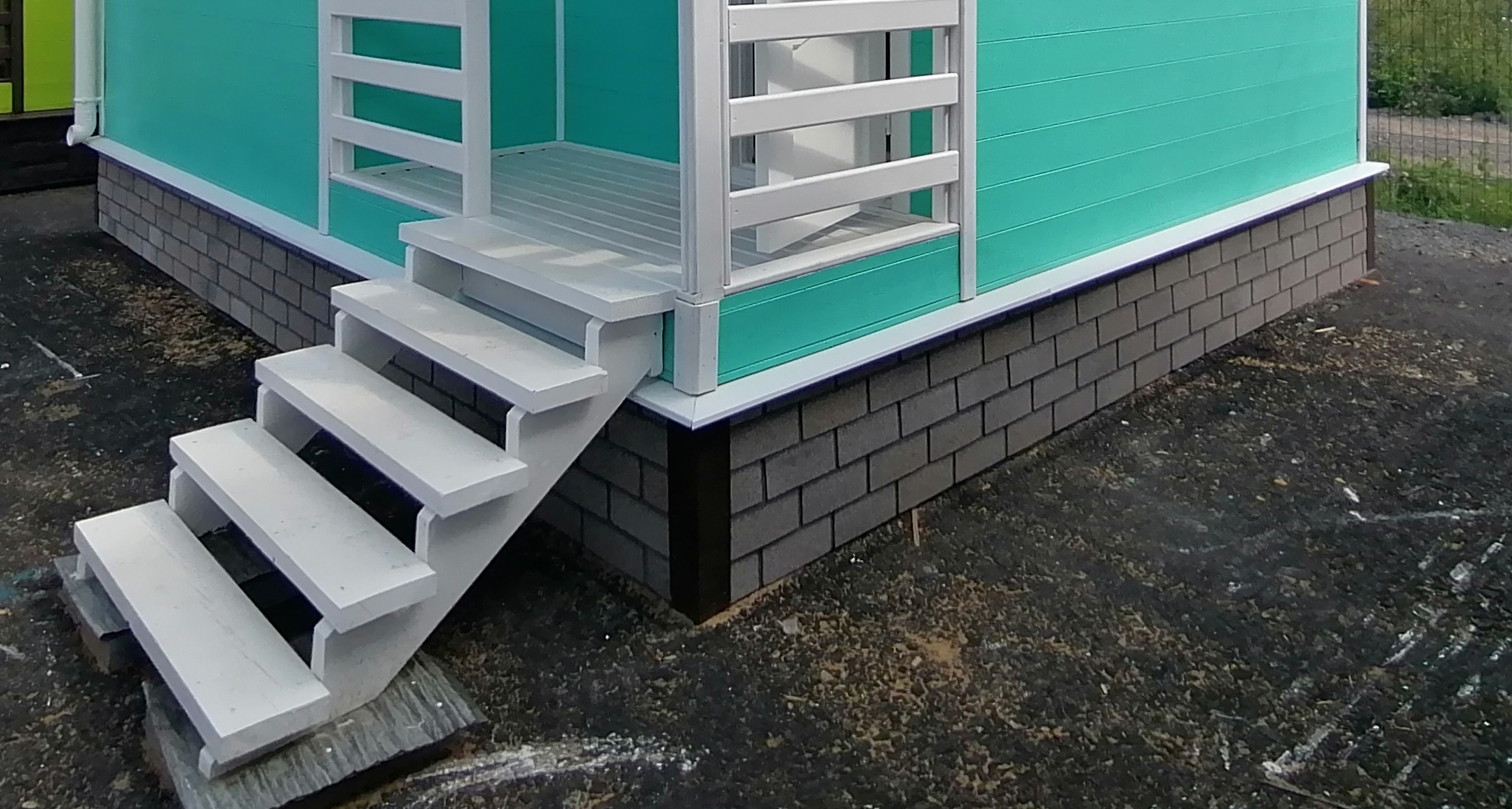 Отделка свайно-винтового фундамента плитами HAUBERK-2