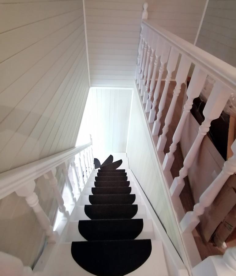 Лестница клеёная с балясинами и поручнем-2