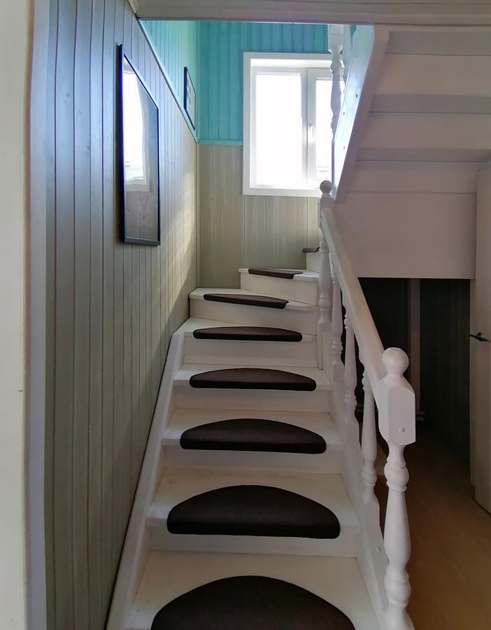 Лестница клеёная двухмаршевая с балясинами и поручнем