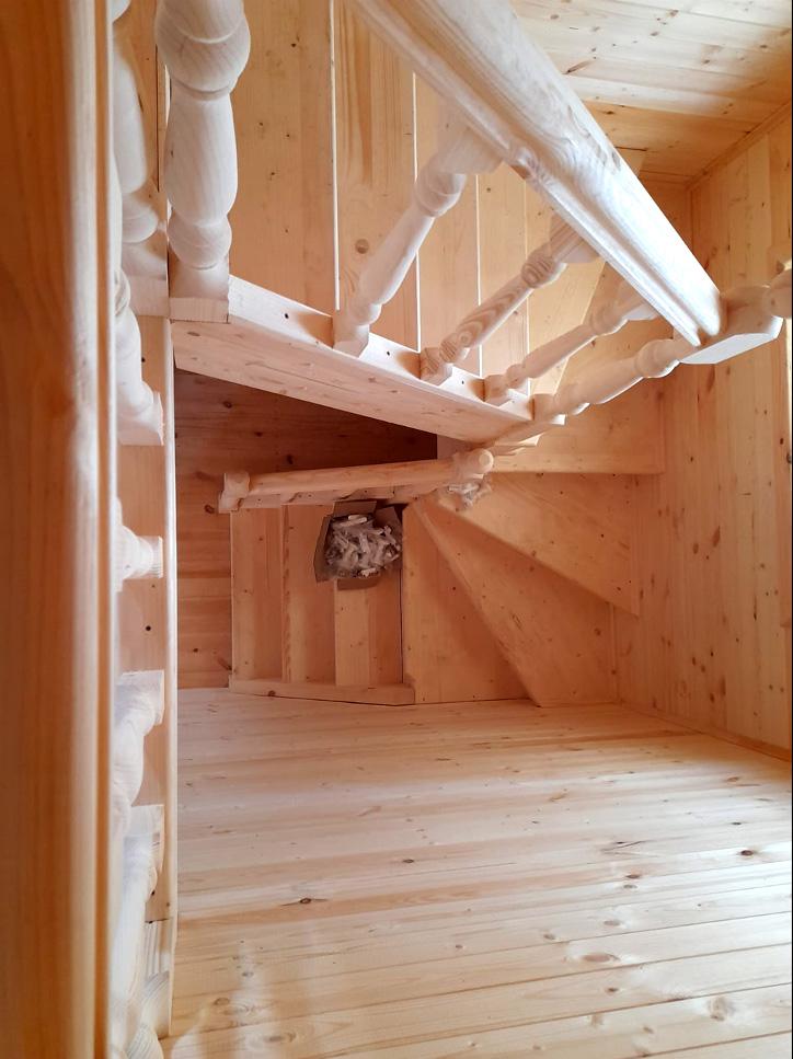 Лестница клеёная двухмаршевая с балясинами и поручнем-2